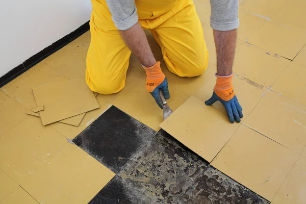 Old vinyl tiles removal from floor in a room or kitchen — Stock Photo, Image