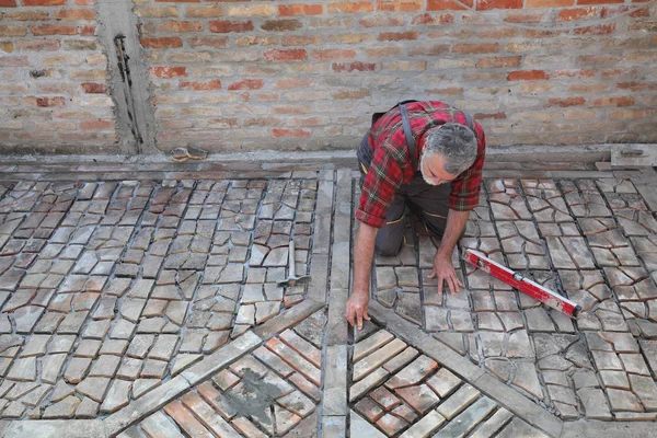 Fabricação de pavimentos ou terraços, utilizando materiais de reciclagem — Fotografia de Stock