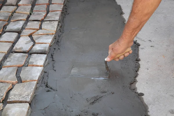 Geri dönüşüm malzemelerini kullanarak asfalt ya da teras yapımı — Stok fotoğraf
