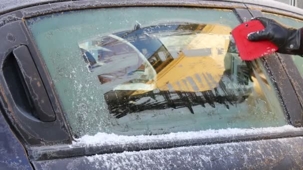 司机使用刮板 手和工具 在冬季清理汽车玻璃上冰冻的冰 — 图库视频影像