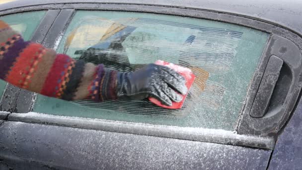 Motorista Limpeza Congelado Gelo Vidro Carro Usando Raspador Janela Gelo — Vídeo de Stock