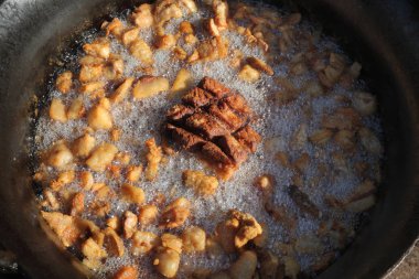 Domuz çerezleri kızarıyor.