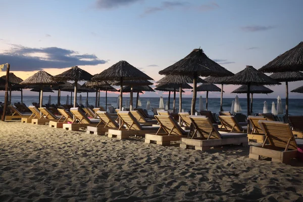 Gün Batımında Plaj Barı Ahşap Mobilyalar Saman Güneş Şemsiyesi Platamon — Stok fotoğraf