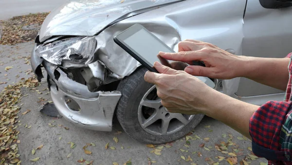 Ispezione Dell Auto Danneggiata Digitazione Delle Mani Femminili Tablet Agente — Foto Stock