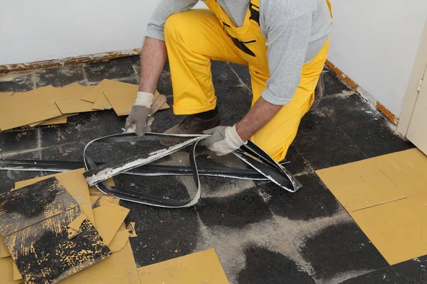 Worker Removing Old Vinyl Tiles Batten Kitchen Floor Using Spatula — Stock Photo, Image