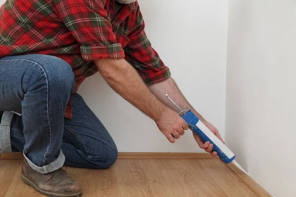 Construction Worker Caulking Batten Laminate Floor Using Silicone Glue Cartridge — Stock Photo, Image
