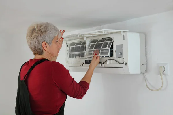 Kobieta Elektryk Serwisowania Czyszczenia Urządzenia Klimatyzacji Pomieszczeniu — Zdjęcie stockowe