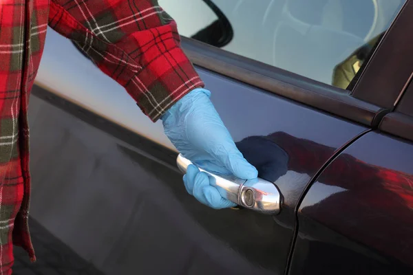 Föraren Öppna Dörren Till Bilen Med Handskar Händerna Coronavirus Grundläggande — Stockfoto