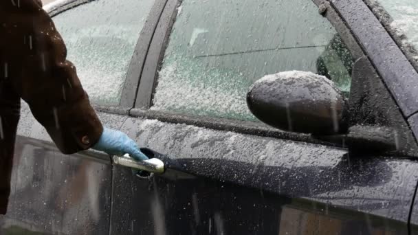 Passageiro Com Máscara Cirúrgica Protetora Luvas Abrir Porta Entrar Carro — Vídeo de Stock