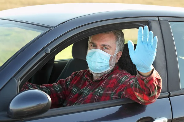 Volwassen Bestuurder Met Beschermende Chirurgische Masker Handschoenen Gebaren Zwaaien Met — Stockfoto