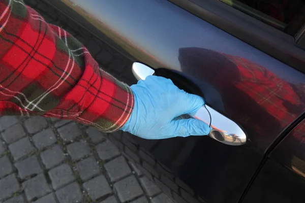 Föraren Öppna Dörren Till Bilen Med Handskar Händerna Coronavirus Grundläggande — Stockfoto