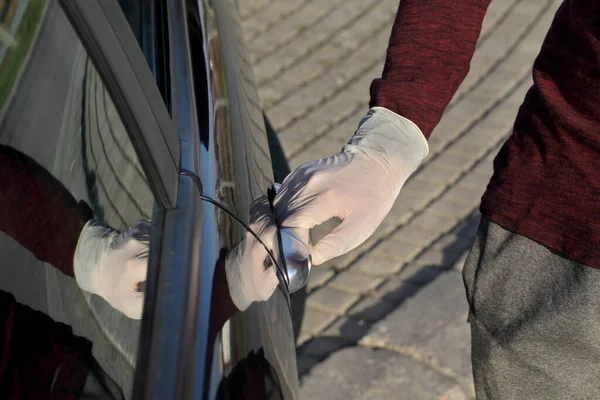 Водитель Открывает Дверь Автомобиля Перчатками Руках Коронавирус Основной Защиты Человека — стоковое фото