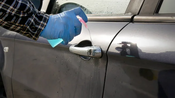 Driver Con Guanti Protettivi Spruzzando Soluzione Antibatterica Detergente Dalla Bottiglia — Foto Stock