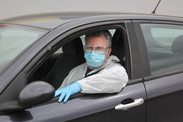 Erwachsener Fahrer Mit Schutztuch Chirurgenmaske Brille Und Handschuhen Auto Sitzend — Stockfoto