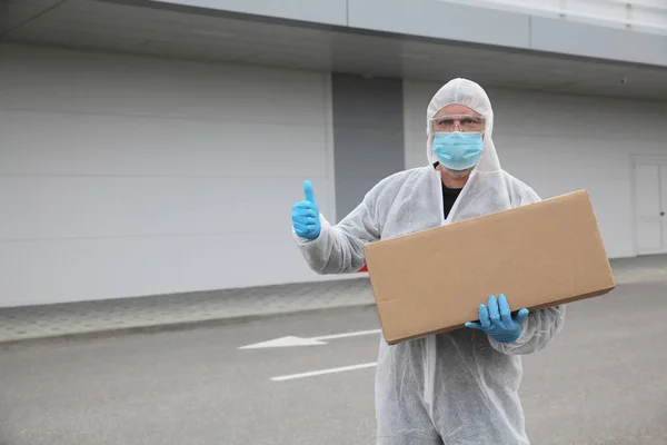 Bezorger Beschermd Met Doek Bril Chirurgisch Masker Handschoenen Met Kartonnen — Stockfoto