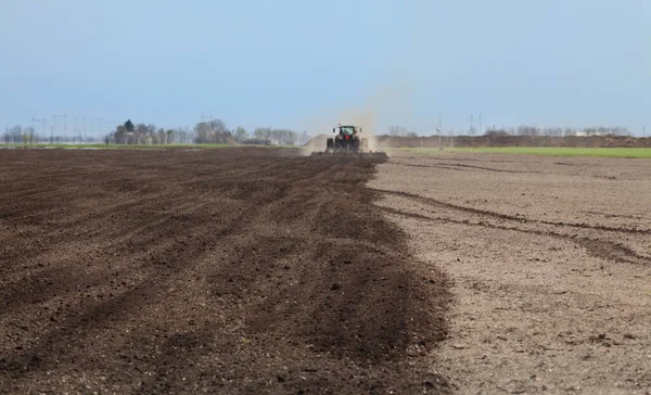 Traktor Bearbeitet Feld Frühjahr Eggen Von Land Selektiver Fokus Auf — Stockfoto