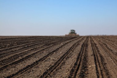 İlkbaharda traktör ekimi, toprak seçici odaklanma, ilkbaharda tarım çalışmaları