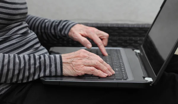 コンピューターのキーボードの老婦人の手 — ストック写真