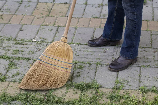 Dámské Čištění Vysekané Trávy Dlažby Klasickým Koštětem Přírodních Materiálů — Stock fotografie