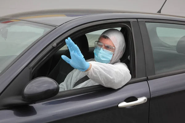 보호용 수술용 마스크 장갑을 운전자 창문을 표지판을 흔들거나 밀치는 코로나 — 스톡 사진
