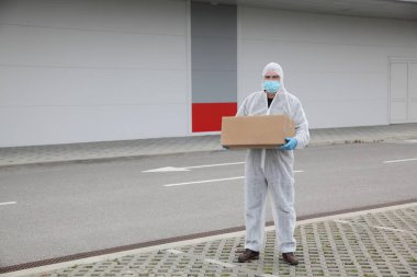 Kumaş, gözlük, cerrahi maske ve eldiven ile korunan karton kutu, corona virüsü koruması