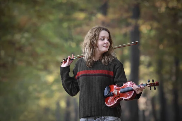 Relaxado Despreocupado Jovem Caucasiano Menina Floresta Com Violino Foco Seletivo — Fotografia de Stock