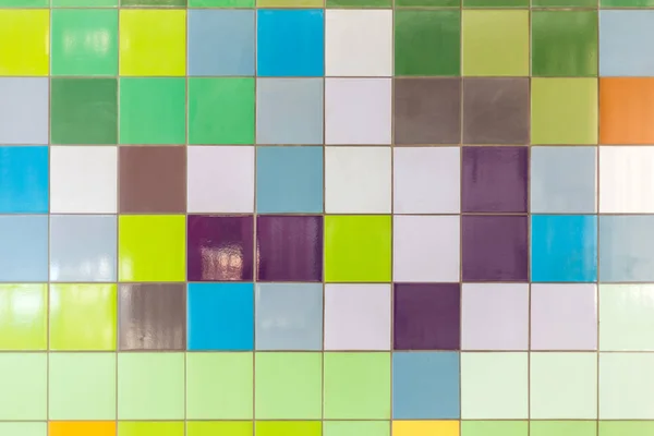 Tuiles colorées à une station de métro — Photo