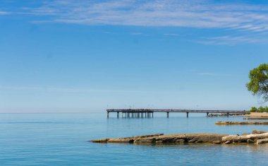İskele ve Ontario Gölü'ndeki önde gelen kayalar