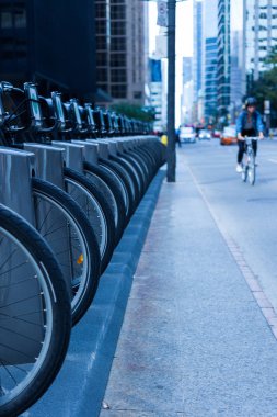 kişi bir şehir Toronto bir BIK yakınındaki sokak aşağı sürme bir bisiklet