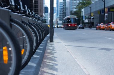 Toronto tramvay ve taksiler meşgul sokak Bisiklet Kiralama istasyonu p