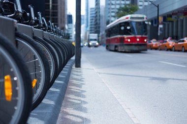 Toronto tramvay ve taksiler meşgul sokak Bisiklet Kiralama istasyonu p