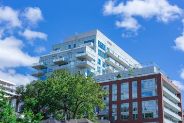 Modern apartman kompleksi şehir ağaç mavi gökyüzü bulutlar
