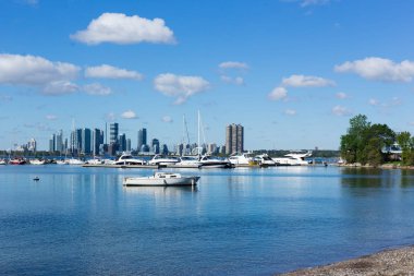 skylin önünde Harbor Gölü yatlar