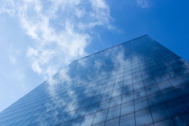 bulutlu gökyüzü mavi yansıma gökdelen cam dış