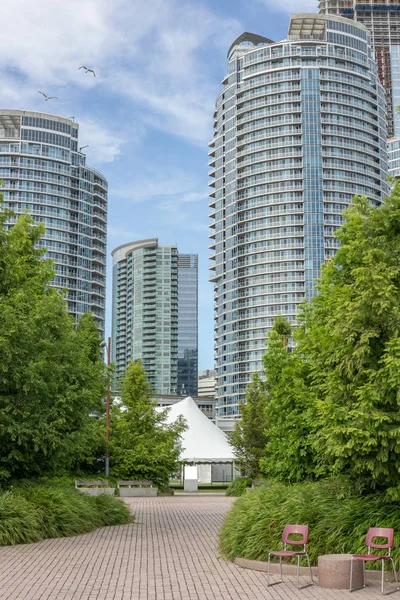 Zelt auf einem versteckten Stadtplatz vor Wohnhäusern — Stockfoto