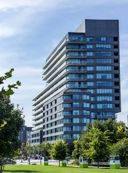 modern mimari daire karmaşık park ağaçlar