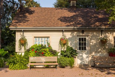evin kapı dış banklar yeşil çiçekler