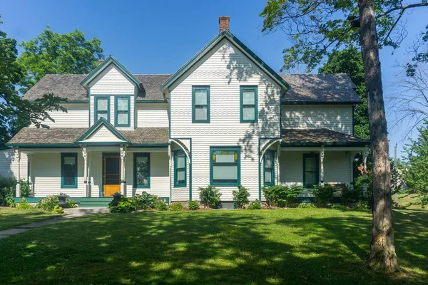 Amerikanisches Backsteinhaus im Frühling — Stockfoto © Lawcain #149504758