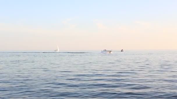 Toronto, ON, Canadá - 23 de septiembre de 2017 - video corto de la puesta de sol en el lago Ontario con veleros lanchas rápidas y jetskies — Vídeo de stock