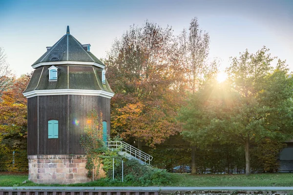 Antiguo edificio histórico de grúas de agua en el saar del río en Saarbruck — Foto de Stock