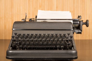 Ahşap masa hakkında boş kağıt eski daktilo