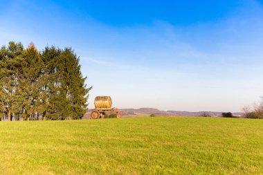 Sıvı gübre konteyner kırsal yeşil çayır Park