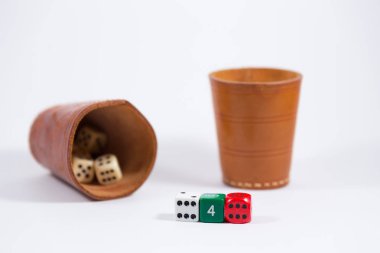 zar ve beyaz arka plan üzerinde izole üç renkli zar iki deri bardak dolu