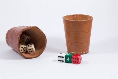 zar ve beyaz arka plan üzerinde izole üç renkli zar iki deri bardak dolu