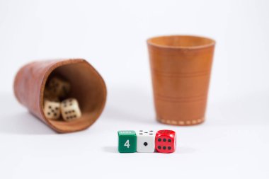 zar ve beyaz arka plan üzerinde izole üç renkli zar iki deri bardak dolu