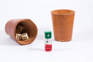 zar ve beyaz arka plan üzerinde izole üç renkli zar iki deri bardak dolu