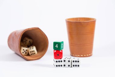 zar ve beyaz arka plan üzerinde izole üç renkli zar iki deri bardak dolu