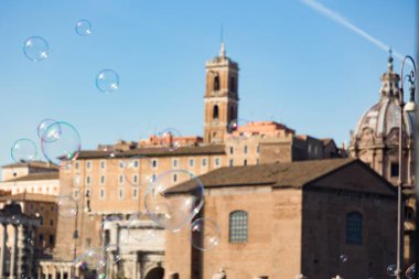 s üzerinde Roma İtalya Cityscape önünde uçan sabun kabarcıkları