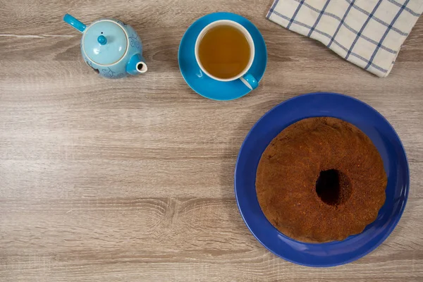 Чай и торт на деревянном столе — стоковое фото