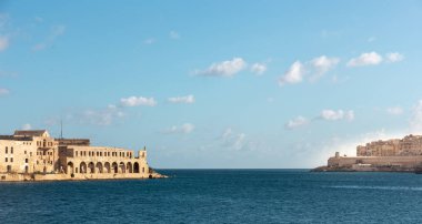 Mavi gökyüzü ve Akdeniz 'in mavi suyu Malta' da körfezde